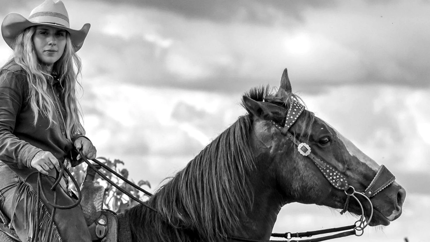 Maria Silvia Jasserand, fundadora do CT Instinto Equestre, em conexão com cavalo